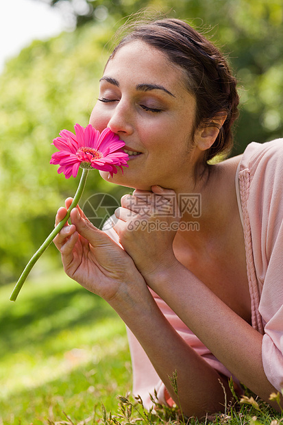 女人躺在她面前时闻着花香图片