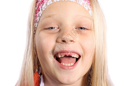 少了前牙的小女孩金发童年喜悦快乐幸福白色孩子眼睛情感头发图片