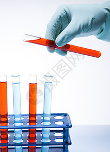 科学家在实验室中工作技术化学危害青色试管卫生药品蓝色液体彩虹图片