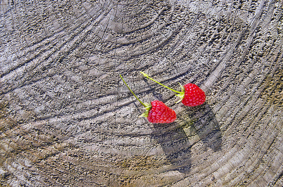 木制背景的2个红草莓图片