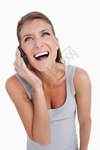 一位快乐的女士打电话时的肖像图片