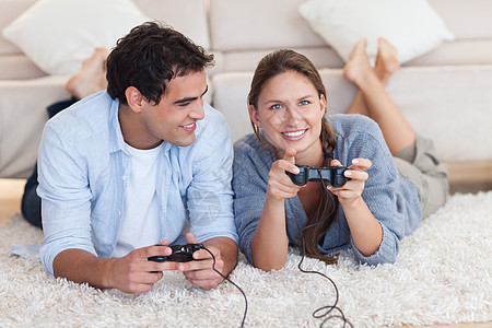 玩电子游戏的情侣快乐游戏地毯控制器说谎沙发闲暇喜悦安慰活动图片