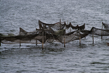 捕鱼渔网日落水面海岸渔业牧歌钓鱼支撑海岸线图片