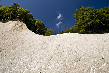 德国鲁根岛白垩石头粉笔白色燧石悬崖蓝色海岸岩石打火石图片