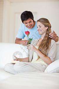 一个男人向未婚夫献玫瑰的肖像图片