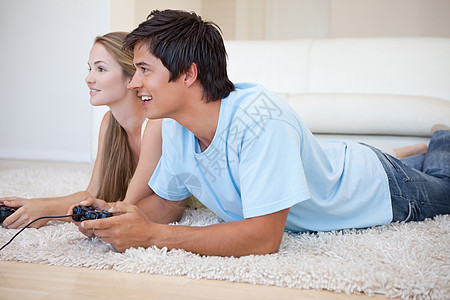 玩电子游戏的情侣技术爱好团结安慰电视夫妻视频游戏控制器幸福图片