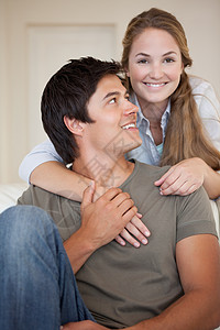 一对情侣相亲相拥的肖像感情长椅幸福男朋友夫妻年轻人丈夫已婚金发沙发图片