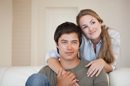 年轻夫妇抱抱幸福男朋友已婚女性长椅妻子感情沙发亲热夫妻图片