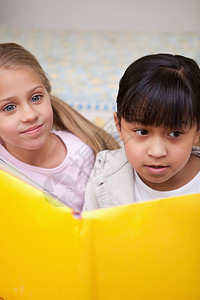 女学生阅读的肖像同学们童年学校学习帮助瞳孔童话孩子幸福两个人图片