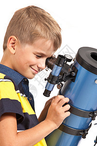 儿童在白色望远镜上观看天文望远镜微笑好奇心商业科学镜片孩子天空男生学校星星图片