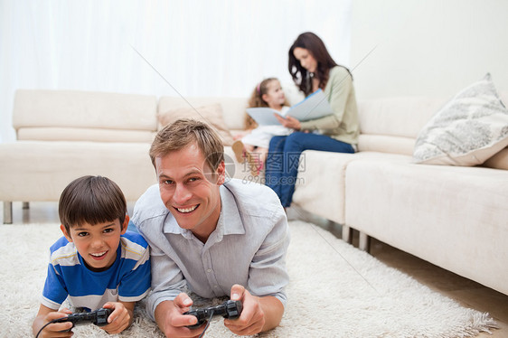 家庭享有一起度过闲暇时间的权利俏皮长椅视频幸福沙发游戏乐趣评书男孩们娱乐图片