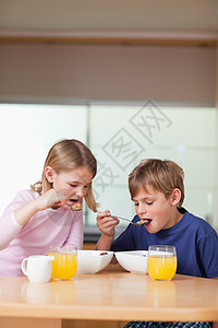 儿童吃早餐的肖像图片