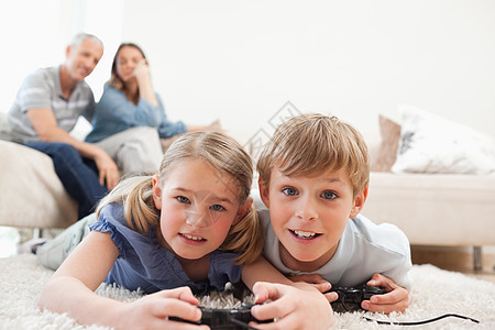 顽皮的孩子和他们的父母在 b 上玩电子游戏图片