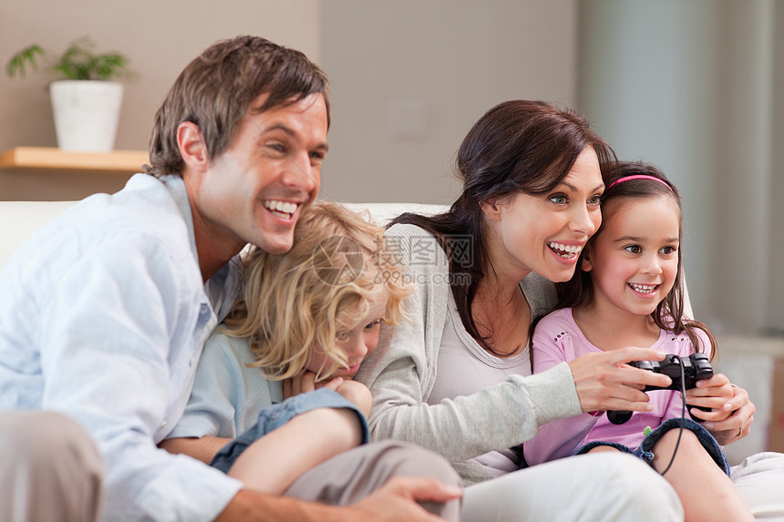 家庭一起玩电子游戏的优等家庭图片