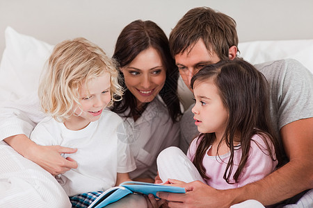 家庭阅读一本书生活故事教育亲热睡衣女儿喜悦说谎乐趣家长图片
