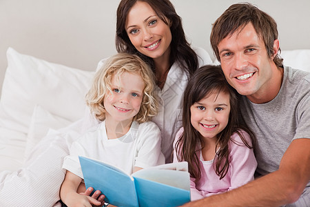 家庭快乐阅读一本书图片