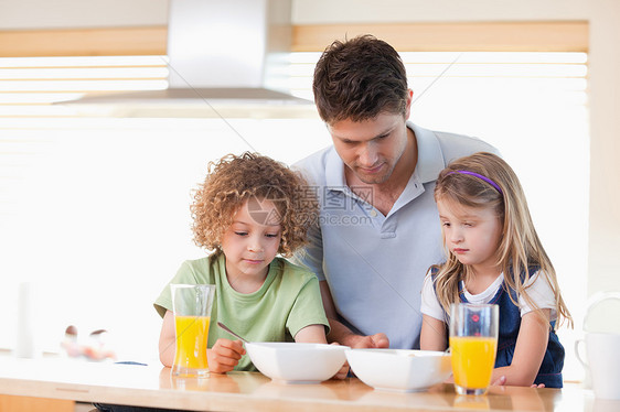 父亲和孩子一起吃早饭图片