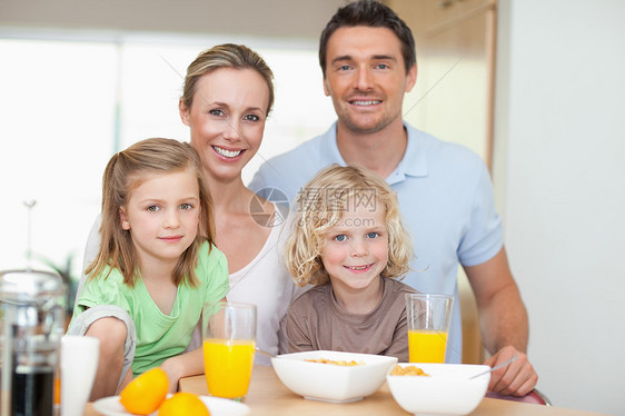 有健康早餐的家庭成员图片