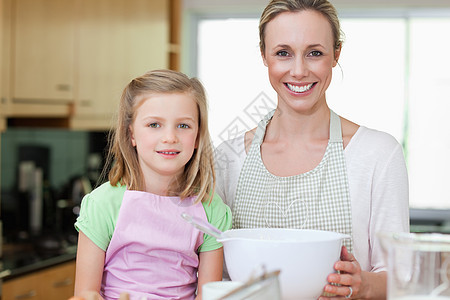 母亲和女儿 厨房有碗碗图片