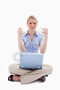 坐着的女人对她的笔记本电脑很生气图片