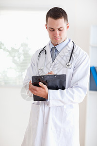 医生在看笔记治疗外科年轻人药品卫生实习生临床保健职业手术图片