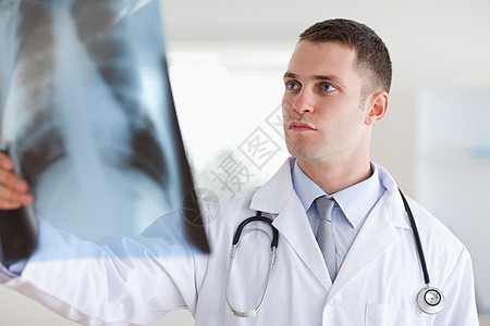 认真看X光的医生图片