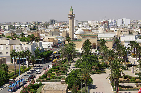 突尼斯Bourguiba清真寺天空蓝色尖塔金子纪念馆地标柱子城市大理石天线图片