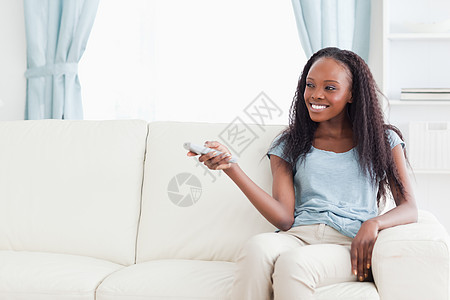 沙发变换电视节目中的妇女长椅娱乐技术遥控闲暇享受客厅手表女性乐趣图片