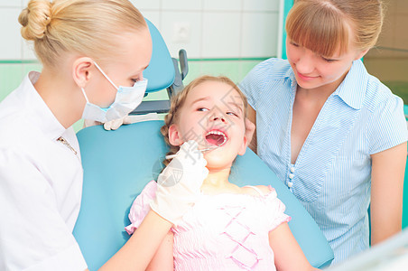 女牙医检查儿童情况诊所家庭从业者幸福工作工具金发矫正牙齿医生图片