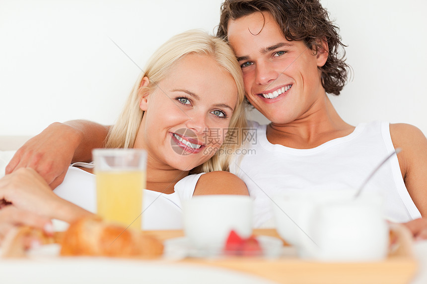 一对微笑的情侣在吃早餐图片