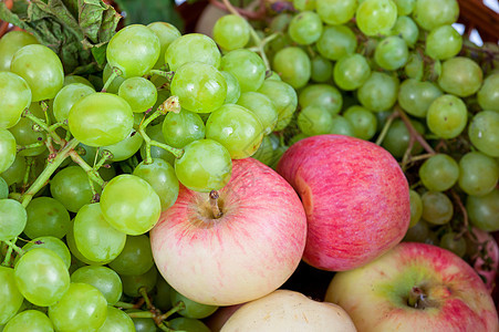 苹果和葡萄柳条篮子静物味道甜点饮食维生素收成食物水果图片