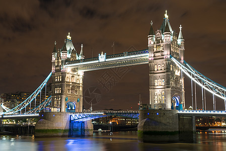 伦敦夜幕塔桥的灯光和颜色地标纪念碑反思石头旅行游客王国天空蓝色建筑图片