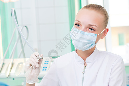 戴保护面罩的女牙医有牙科训练从业者保健金发女孩诊所职业工人男性孩子助手图片
