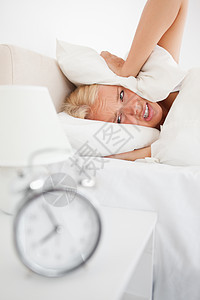 一个疲倦女人的肖像 把她的头藏在枕头里图片
