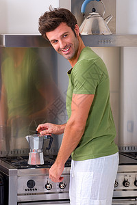 男人在厨房里煮咖啡图片