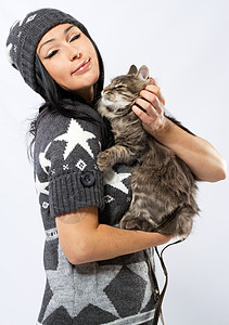带猫的年轻女士动物女性工作室女孩感情乐趣帽子毛衣喜悦朋友们背景图片