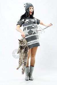带猫的年轻女士感情皮带友谊女性毛皮衣服小猫帽子羊毛幸福背景图片