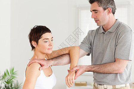 妇女伸展手臂的脊柱高管图片