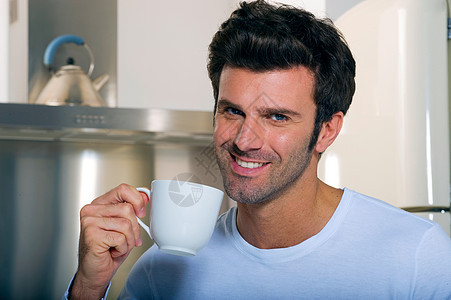 男人喝咖啡杯子房子厨房微笑饮料t恤食物休闲装成年人成人图片