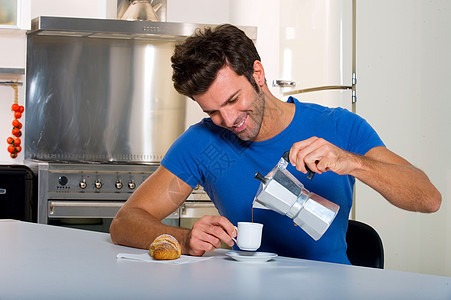 男人喝咖啡休闲装厨房羊角面包饮料微笑食物糖果房子早餐图片