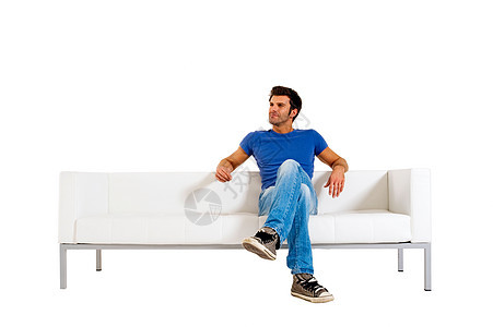 男人在沙发上休闲装成人双腿家具长椅客厅牛仔裤成年人图片