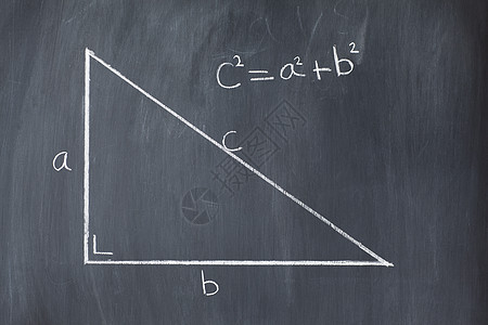 右三角形 在黑板上配有弹数公式图片
