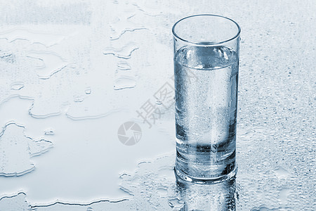 蓝底玻璃杯水白色餐具蓝色口渴水晶液体反射玻璃图片
