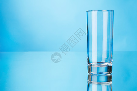 蓝色背景上的空玻璃杯玻璃白色餐具口渴液体水晶反射图片