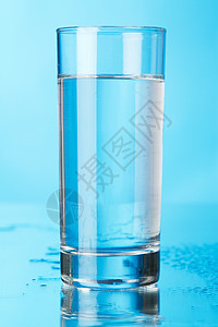 蓝底玻璃杯水玻璃白色蓝色餐具反射液体口渴水晶图片