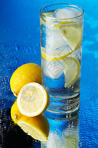 蓝色背景的柠檬冰水杯玻璃苏打反射果汁补品味道口渴立方体水果水晶图片