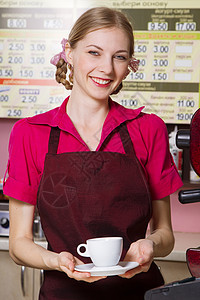 友好的女服务员泡咖啡咖啡师柜台机器牛奶餐厅工作店铺工人食物服务图片