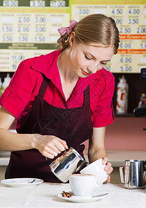 友好的女服务员泡咖啡饮料服务牛奶柜台杯子商业女士女性店铺工作图片