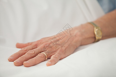 带金首饰的老妇人之手图片
