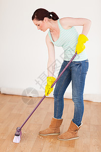 美丽的红发美女 在家里扫地清扫地板图片